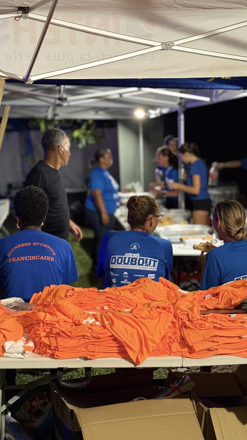 Bénévoles en t-shirt staff au ravitaillement de nuit