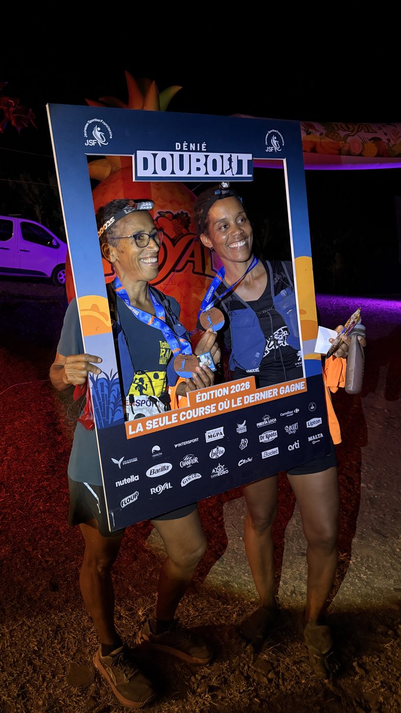 Deux coureuses médaillées posant de nuit dans le cadre photo Dènié Doubout