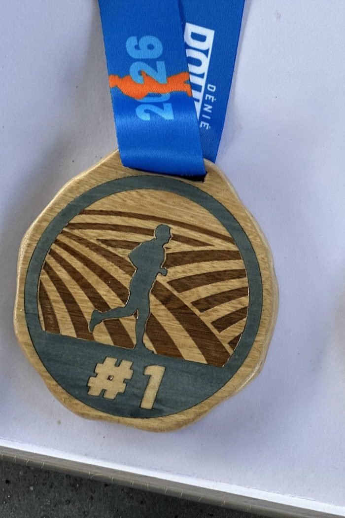 Médaille finisher en bois numéro 1 du vainqueur Dènié Doubout